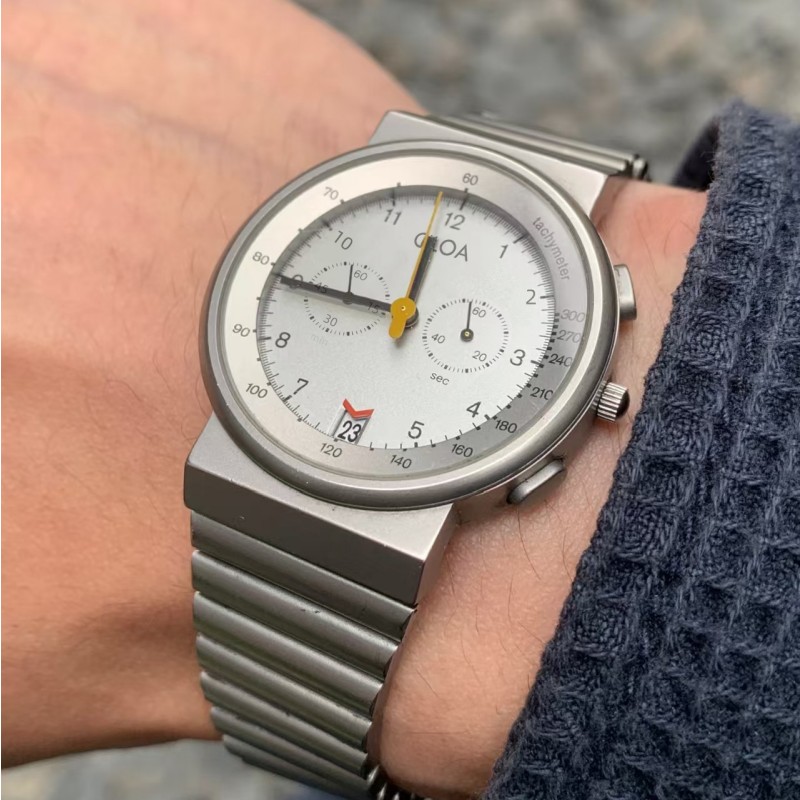 Luxury Watch Trends 2025 - Reloj redondo de plata CILOA, marca