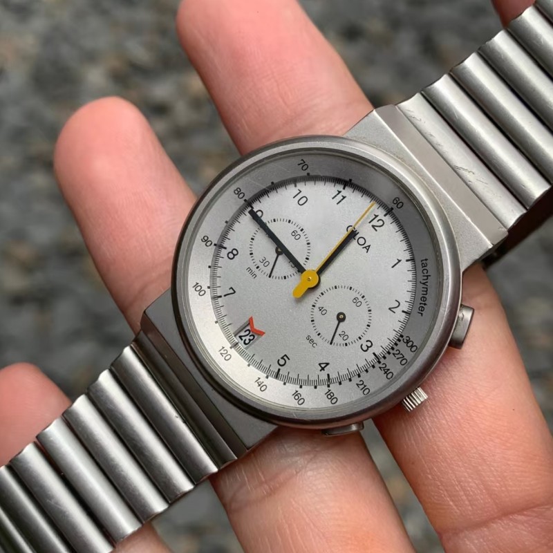 Reloj redondo de plata CILOA,  - Luxury Watch Trends 2025 reseña y precio