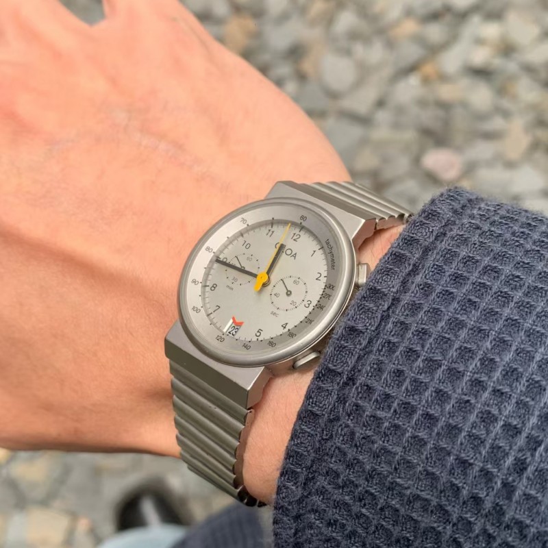 Reloj redondo de plata CILOA,  - Luxury Watch Trends 2025 reseña y precio